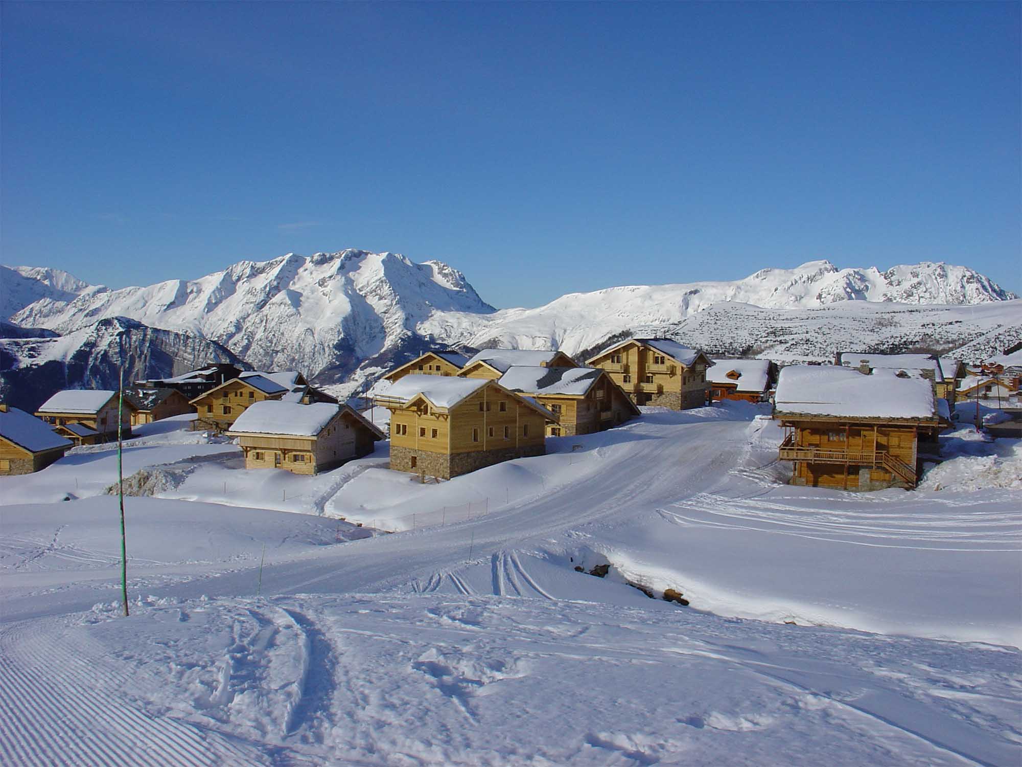 Vue extérieure des chalets avec le domaine skiable