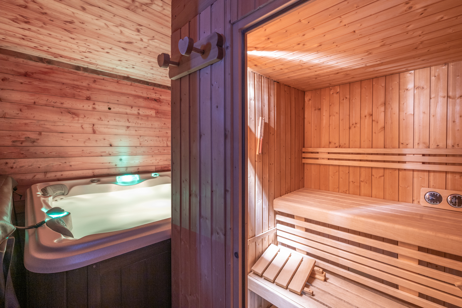 Chalet Alpe Two 12P- 5 CH- 5 SDB - Jacuzzi- Sauna- Pieds des pistes et centre