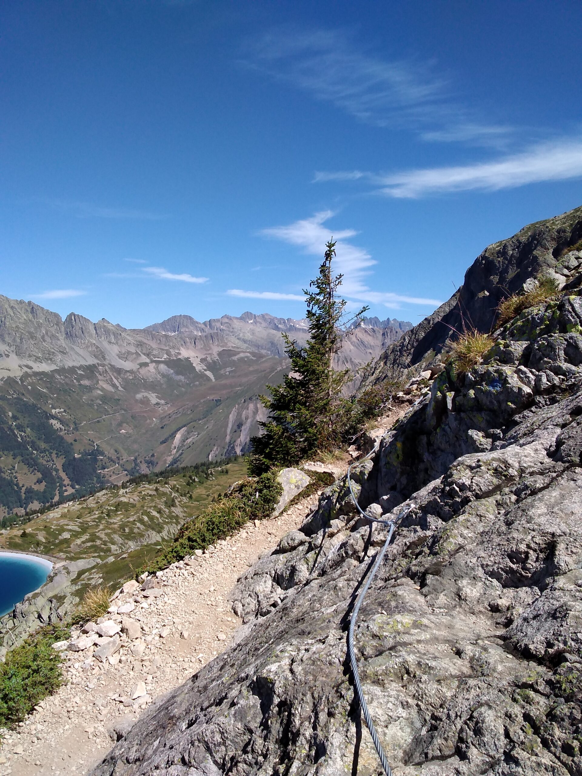 C&acirc;ble sur le sentier qui m&egrave;ne au refuge