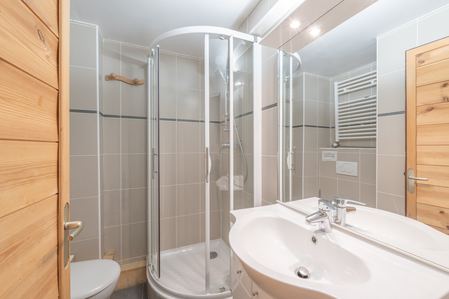 Chalet Alpe Two 12P- 5 CH- 5 SDB - Jacuzzi- Sauna- Pieds des pistes et centre