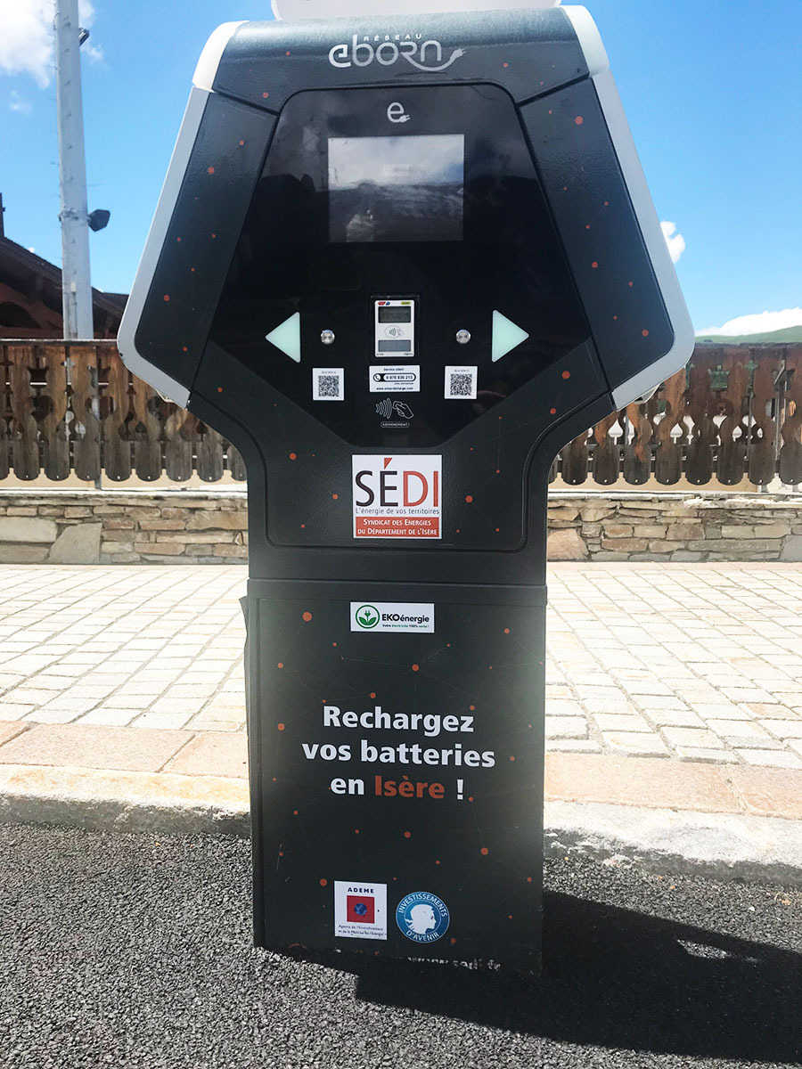 Borne-recharge-&eacute;lectrique_VAE