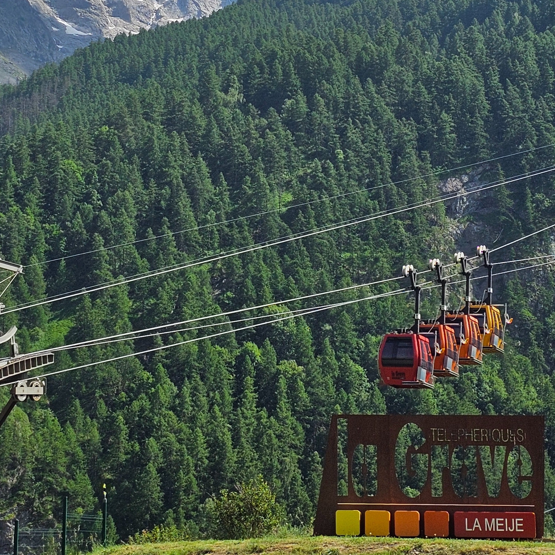 T&eacute;l&eacute;cabines pour le Glacier de La Meije.jpg