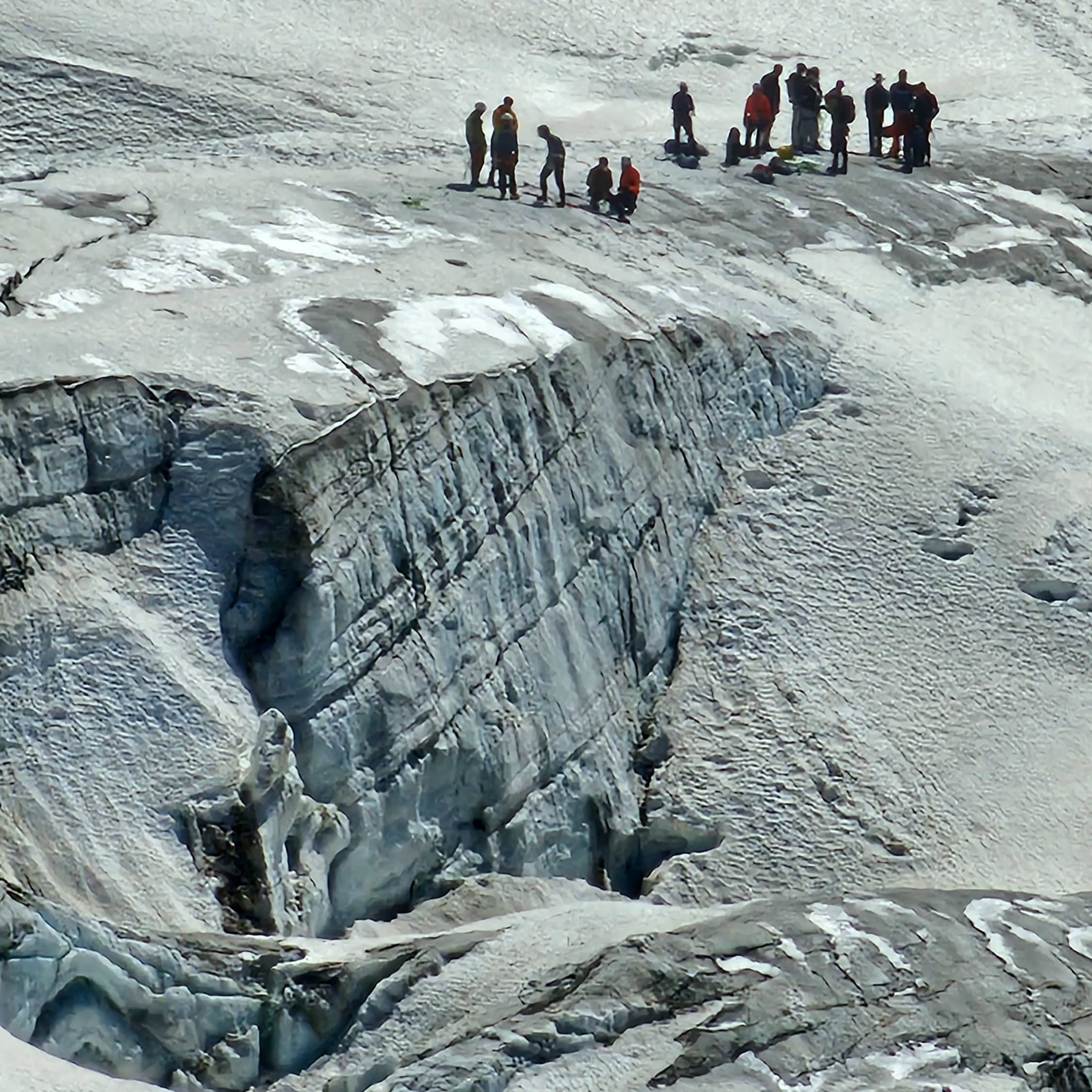 Marche avec un guide sur le glacier de La Meije