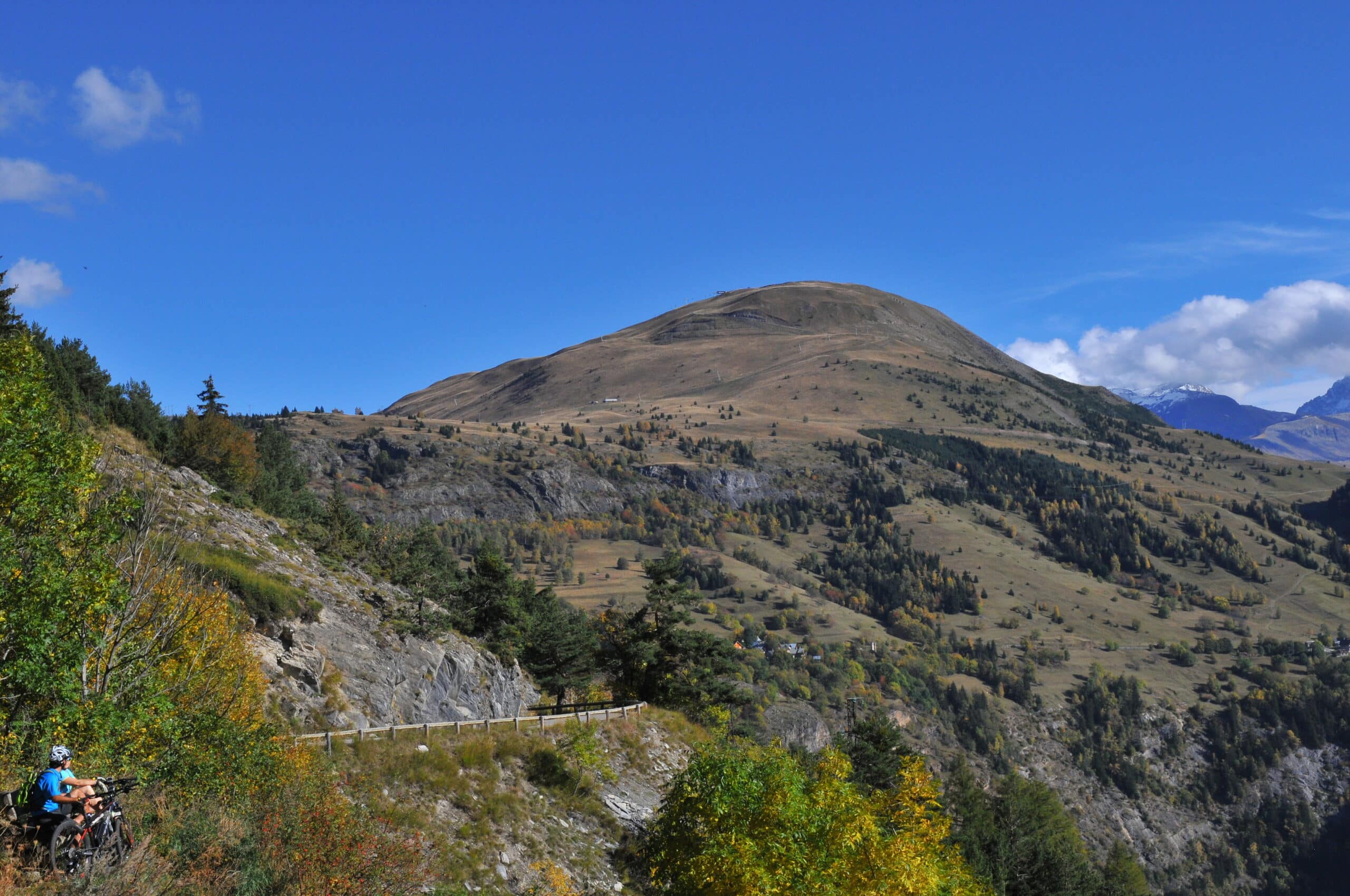 La montée de l'Alpe d'Huez, la discrète en vélo électrique_Le Bourg-d'Oisans