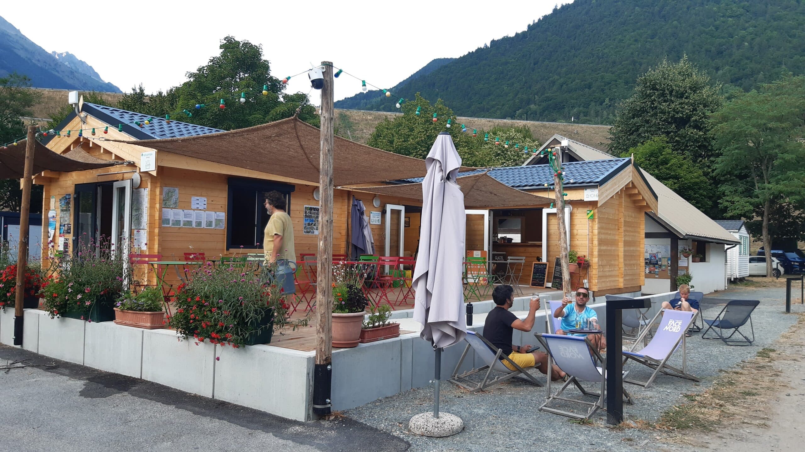 Camping caravaneige Le Martinet - Acceuil et Terrasse
